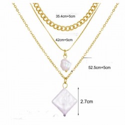 Collar multicapa con cadenas chapadas en oro y perlas blancas