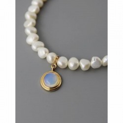 Collar para mujer fabricado con perlas de río y plata de ley diseñado con colgante con piedra lunar