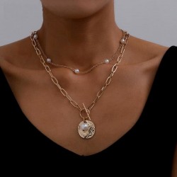 Conjunto de mujer con diseño de dos collares con cadenas y perlas