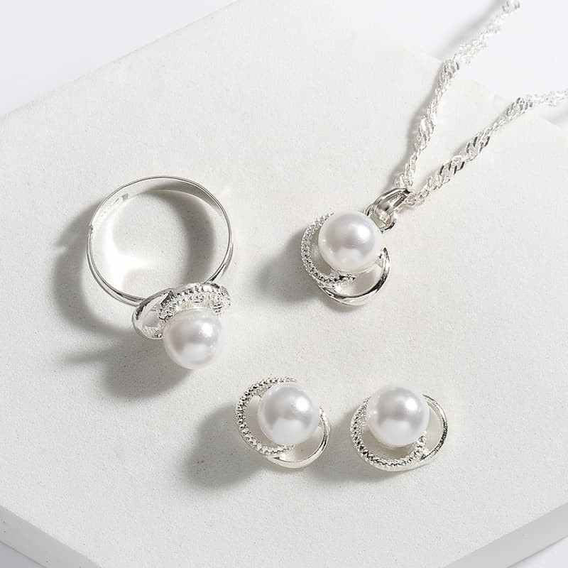 Conjunto de collar pendientes y anillo