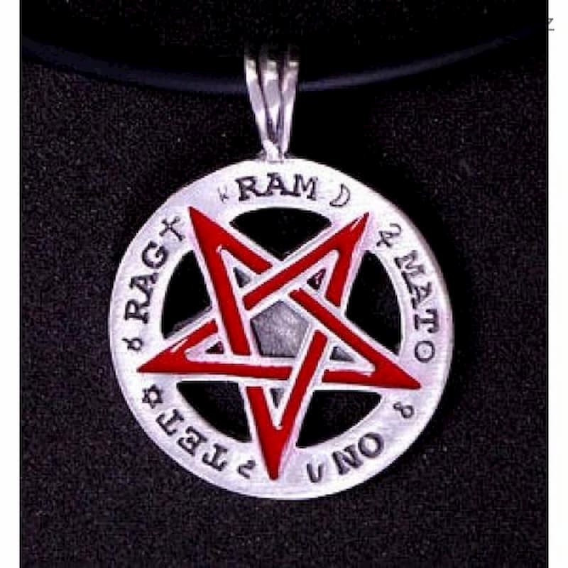 Colgante con cordón de acero inoxidable y esmalte con diseño estrella de cinco puntas