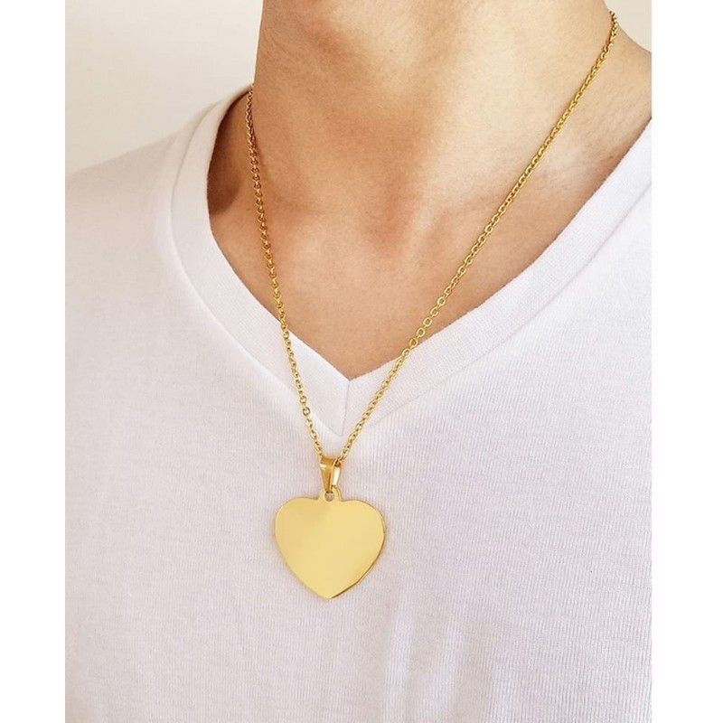 Collar de cadena fina dorada con un colgante central en forma de corazón con acabado pulido y brillante, fabricado en acero.