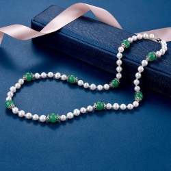 Encanto Clásico: Collar de plata 925 con Perlas Blancas y Piedras Aventurinas Verdes