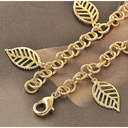 Pulsera con encantos de hojas chapada en oro de 9 k