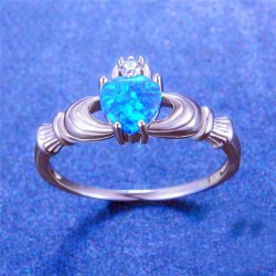 Anillo Claddagh en Plata con Piedra Azul Claro: Elegancia y Tradición