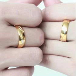 Elegantes Alianzas de parejas en acero inoxidable acabado oro 18k con circonitas blancas