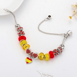 Pulsera con abalorios de colores y un corazón con la bandera de España