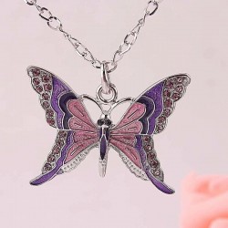 Collar diseñado con mariposa de colores y cristal austríaco