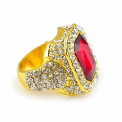 Anillo para hombres con piedra central de color rojo y rodeado de pequeñas piedras de cristal blanco