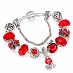 Pulsera con abalorios rojos con cristales y un trébol de 4 hojas