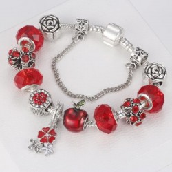 Pulsera con abalorios rojos con cristales y un trébol de 4 hojas