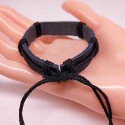 Pulsera unisex de piel de color negro diseñada con forma de bala