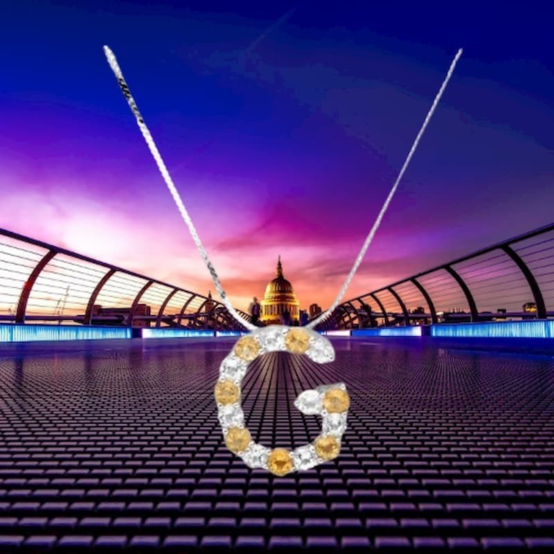 Collar con colgante de plata de ley 925 diseñado con una letra G con circonitas de dos colores