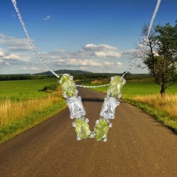 Collar con colgante de plata de ley 925 diseñado con letra V con piedras peridotos y topacios