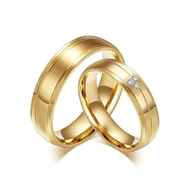 Alianzas de compromiso chapadas en oro: Un toque de lujo con 3 circonias blancas