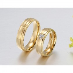 Alianzas de compromiso chapadas en oro: Un toque de lujo con 3 circonias blancas