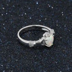 Anillo de mujer diseño Claddagh fabricado en plata fina con ópalo
