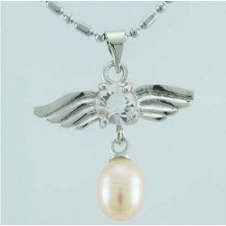 Collar con diseño de alas