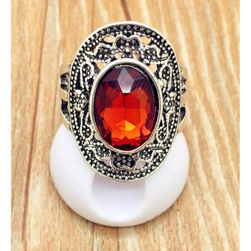 Anillo de diseño vintage chapado en plata con una gema central facetada en color ámbar miel.