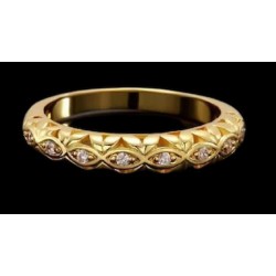 Anillo de compromiso chapado en oro 18k con cristales blancos