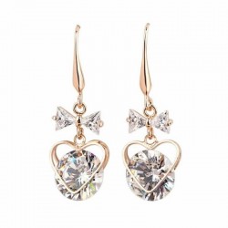 Pendientes chapados en oro de diseño corazón con piedras de cristal blanco