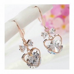 Pendientes chapados en oro de diseño corazón con piedras de cristal blanco