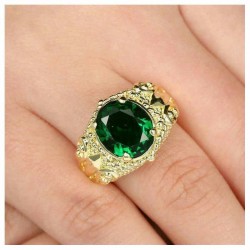 Anillo chapado en oro con piedra verde en Talla 14