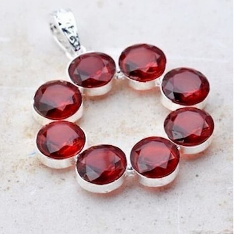Colgante de mujer diseño redondo fabricado con piedras garnet