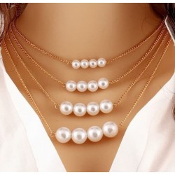 Collar de mujer con cuatro hilos dorados con perlas blancas de varios tamaño
