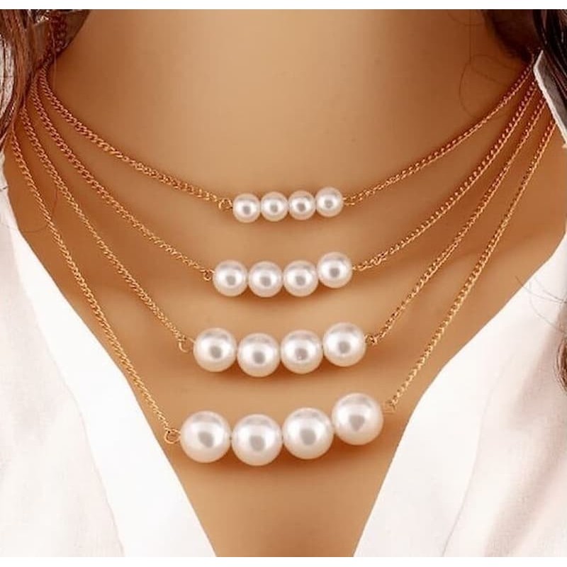 Collar de mujer con cuatro hilos dorados con perlas blancas de varios tamaño