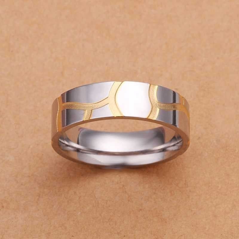 Anillo de acero inoxidable calidad 316 diseñado con filigrana de color dorado