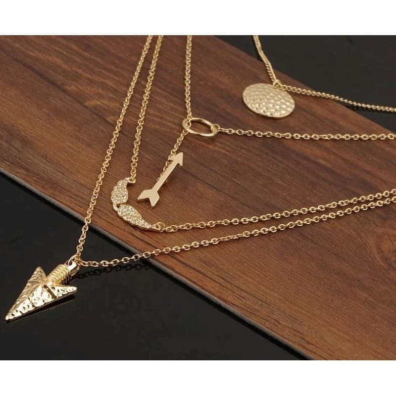 Collar de cuatro capas con cadenas chapadas en oro 18k diseñado con flechas