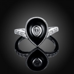 Anillo de promesa de acero acabado en plata con detalle esmaltado en negro y piedra de cristal blanco