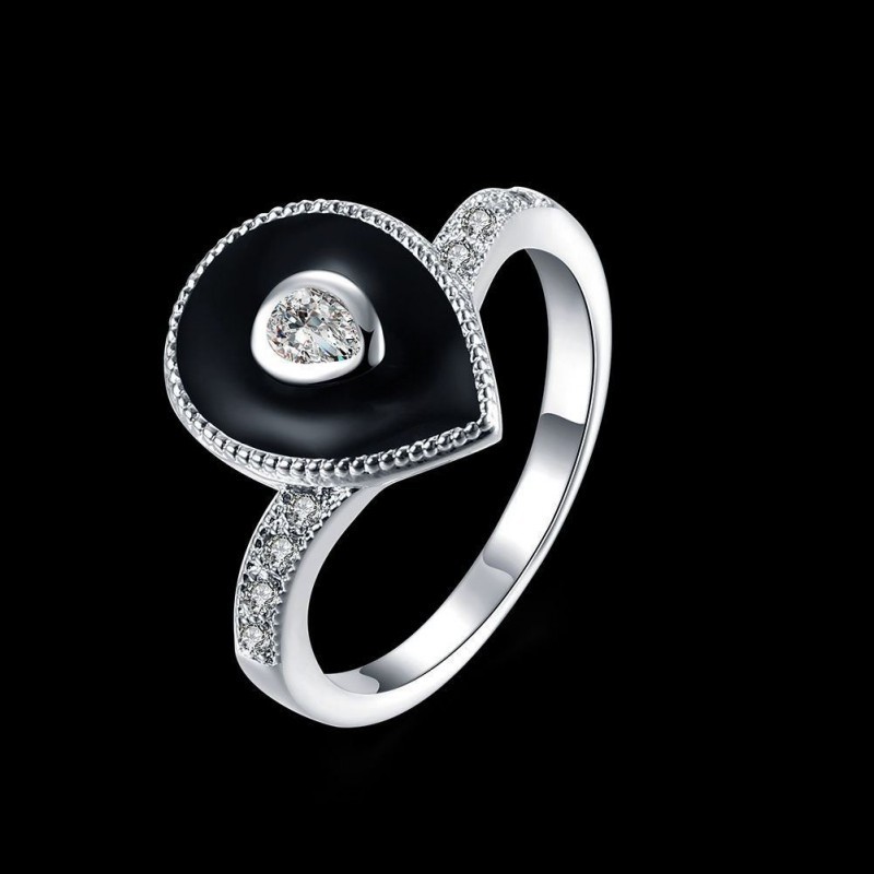 Anillo de promesa de acero acabado en plata con detalle esmaltado en negro y piedra de cristal blanco