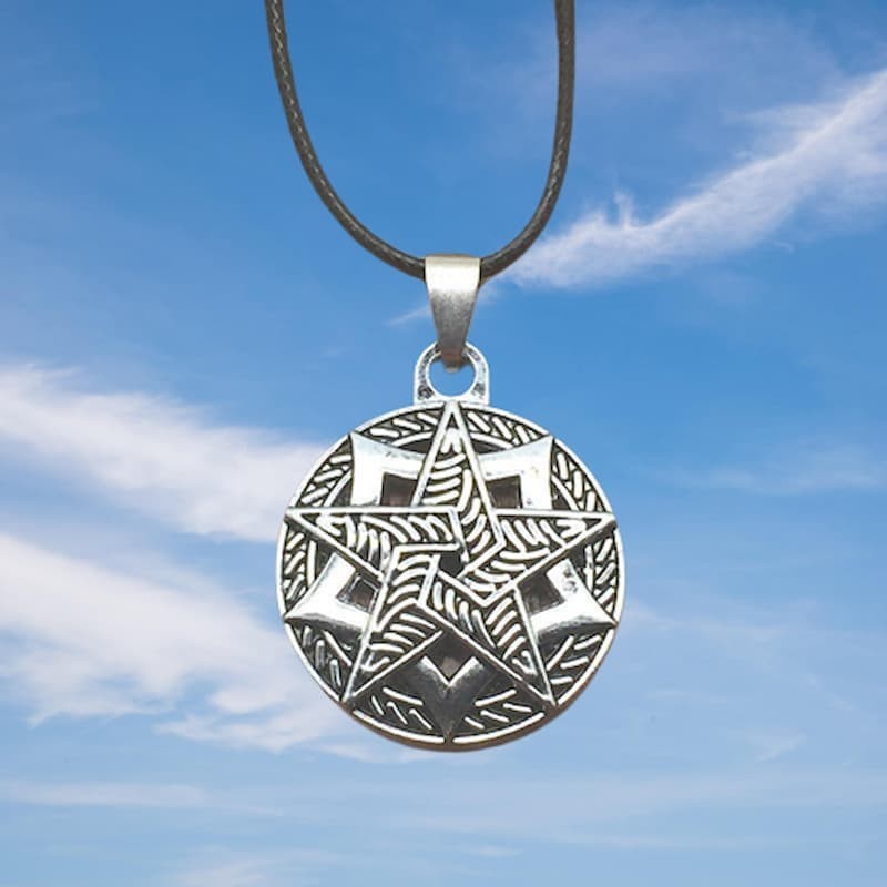 Collar con cordón de 48 cm de largo y colgante de acero inoxidable con dos estrellas de 5 puntas