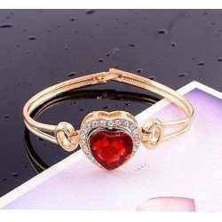 Pulsera rígida de acero dordo diseñada con un corazón de piedra garnet y pequeñas circonitas blancas