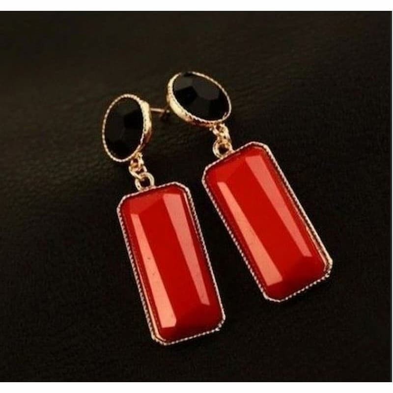 Pendientes largos de color rojo y muy elegantes para mujer distinguida