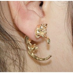 Pendiente gótico diseñado con un gato dorado