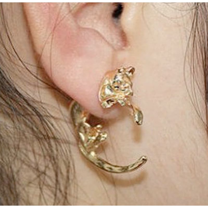 Pendiente gótico diseñado con un gato dorado