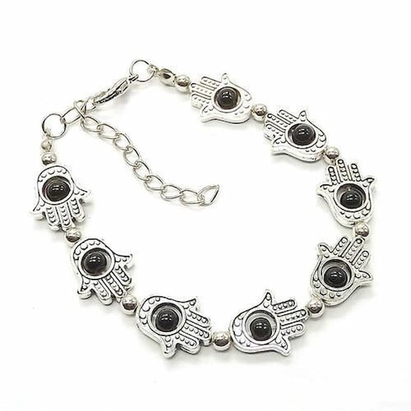 Pulsera de plata envejecida para mujer con medallón central de la Mano de Fátima y cadena de eslabones detallados.