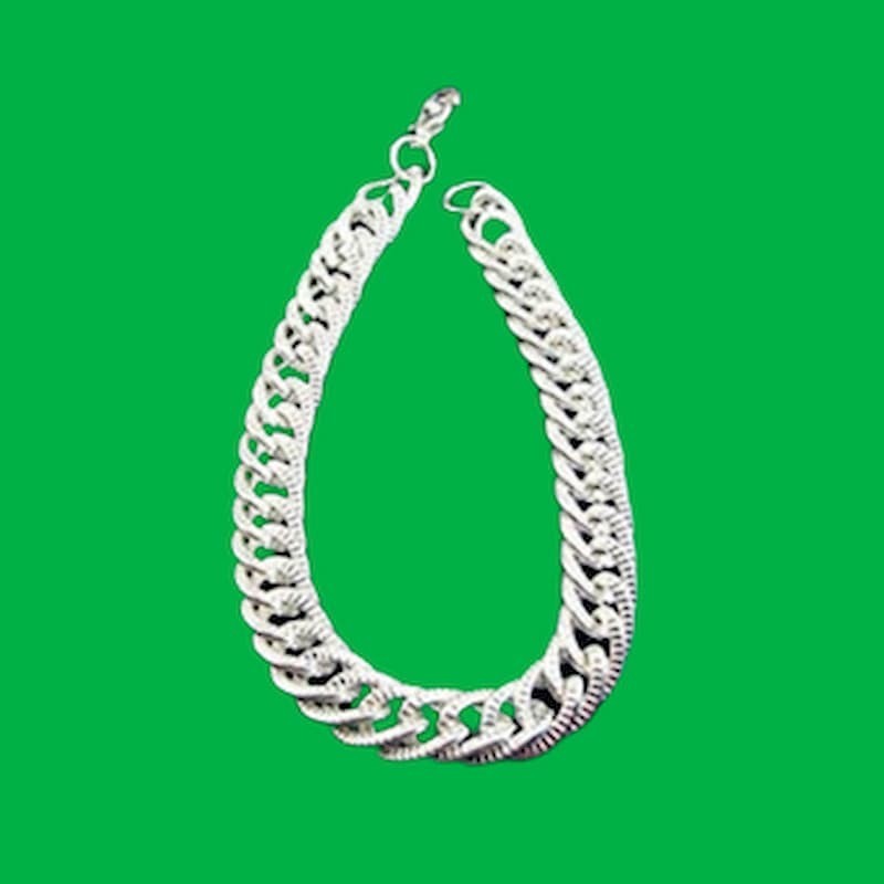 Pulsera de cadena de acero con baño de plata brillante y cierre de seguridad.