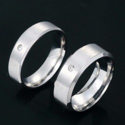 Alianzas de boda lisas de acero inoxidable con pequeña circonia cúbica