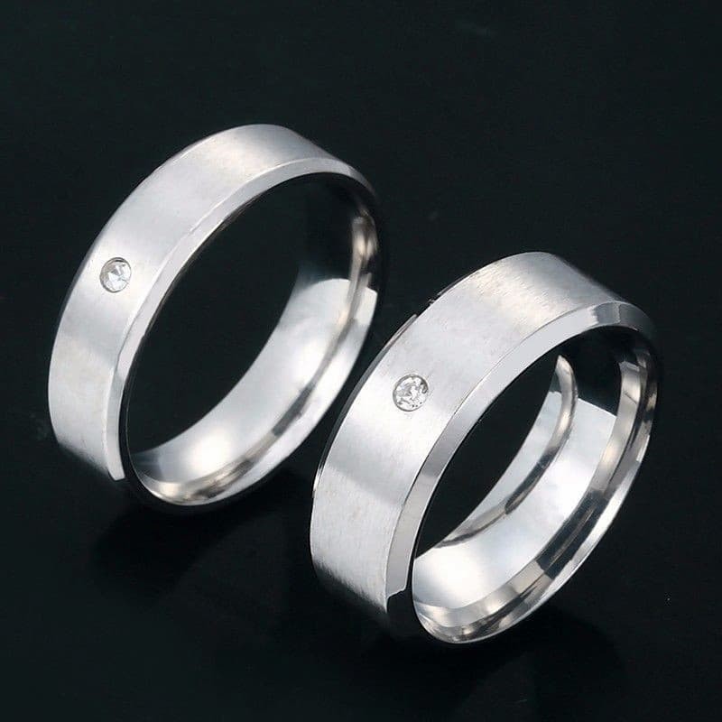 Alianzas de boda lisas de acero inoxidable con pequeña circonia cúbica