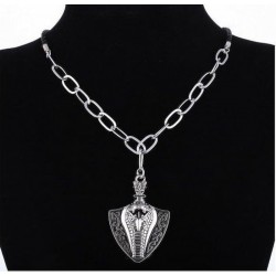 Cadena collar de hasta 80 cm de largo con un colgante de acero diseñado con un reptil Cobra