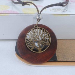 Collar con cordón ajustable fabricado en acero y madera diseñado con una artesanía de la Vendimia