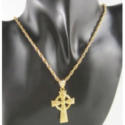 Collar para hombres en acero chapado en oro diseñado con cruz celta talladaº