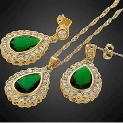 Elegante conjunto de collar y pendientes acabado oro 18k con cristal de color esmeralda y circonitas blancas
