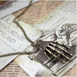 Collar de bronce diseñado con una mano gótica con cadena de 70 cm de largo