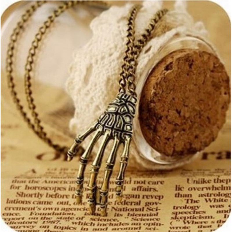 Collar de bronce diseñado con una mano gótica con cadena de 70 cm de largo