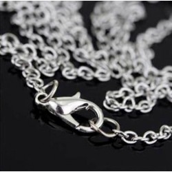 Collar de mujer fabricado en acero bañado en plata con colgante de piedra roja